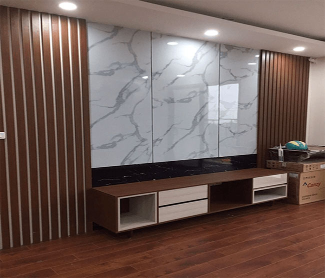 Gỗ nhựa iWood ốp tường kết hợp với thanh lam