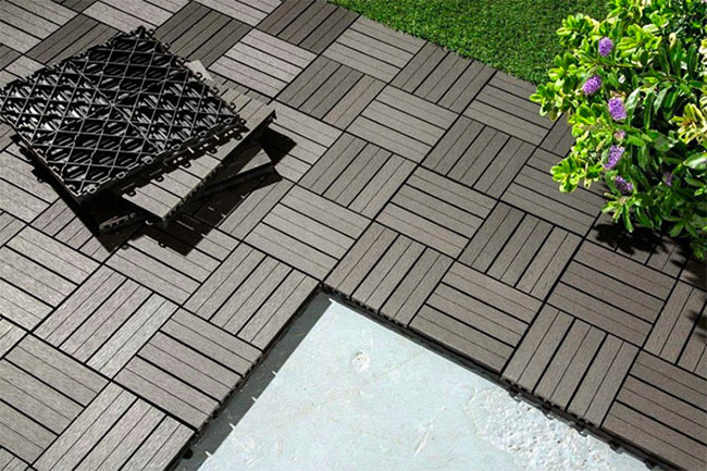 Vỉ gỗ nhựa được đặt trên sân thượng