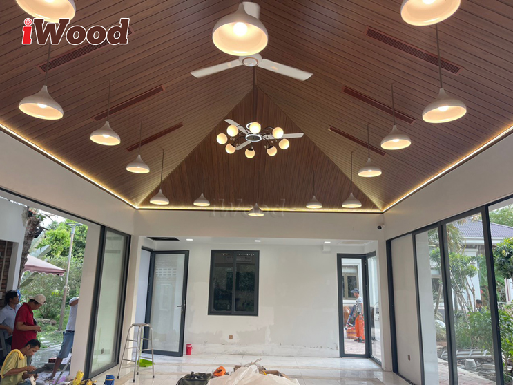 Tấm ốp PVC trên khung đá phòng khách đẹp mắt