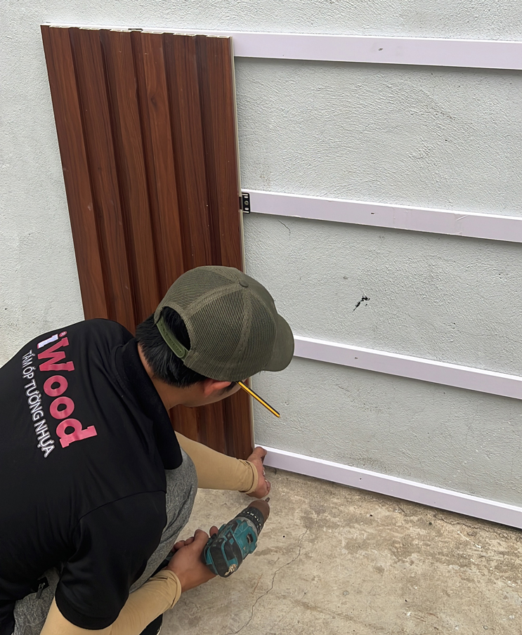 Thi công tấm ốp nhựa iWood trên khung xương đà nhựa 