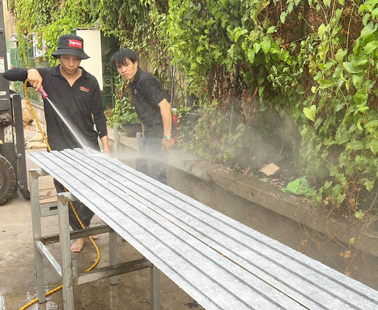 Thi công tấm ốp nhựa iWood trên khung xương đà nhựa 