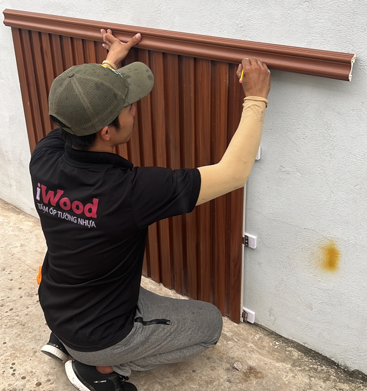 Thi công tấm ốp nhựa iWood trên khung xương đà nhựa 