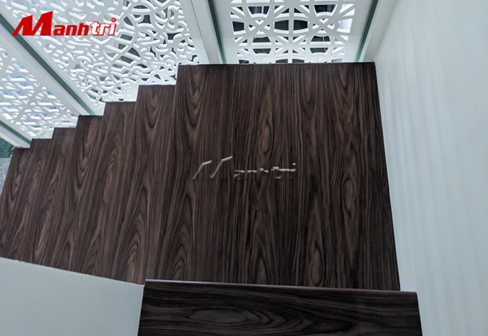 Bậc cầu thang iWood ốp cho nhà phố hiện đại