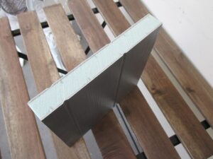Cấu tạo tấm sandwich panel 3 lớp: 2 lớp thép mạ màu và 1 lớp lõi cách nhiệt xốp EPS