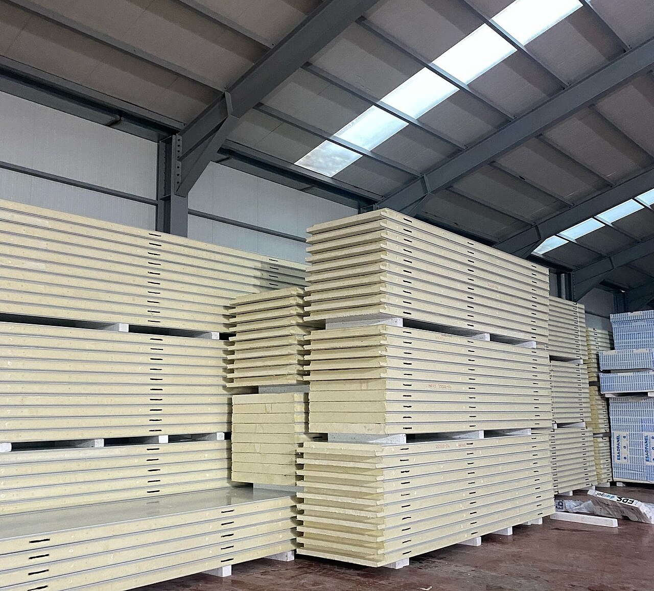 Thi công lắp đặt tấm panel cách nhiệt vách nhà xưởng
